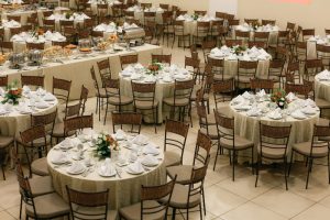 אירוע בלי דאגות - איך לבחור חברה מומלצת להשכרת שולחנות וכיסאות