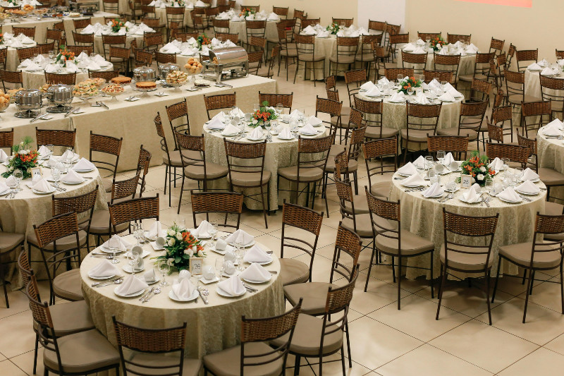 אירוע בלי דאגות - איך לבחור חברה מומלצת להשכרת שולחנות וכיסאות